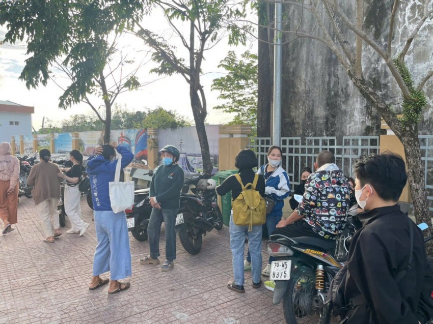  Từ sáng sớm, rất đông bà con đã có mặt, lặng lẽ đứng chờ để nhận những phần quà nghĩa tình. Sau những ngày mưa lũ, mỗi món quà không chỉ là sự hỗ trợ vật chất mà còn là nguồn động viên, tiếp thêm niềm tin để bà con sớm ổn định cuộc sống.