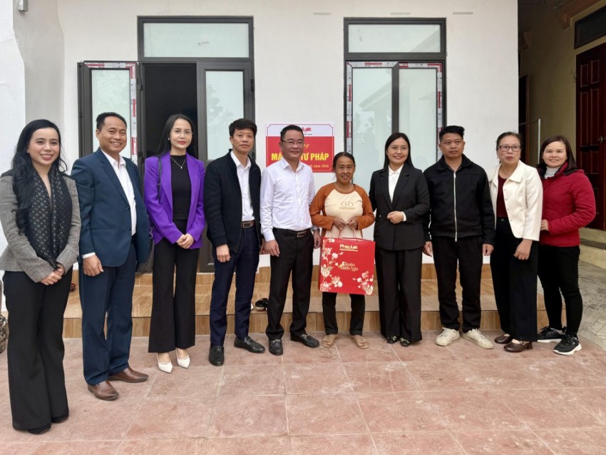 Trong những ngày đầu Xuân 2026, TS. Vũ Hoài Nam cùng lãnh đạo địa phương ân cần thăm hỏi, trao quà và gửi lời chúc mừng năm mới tới gia đình tại ngôi nhà “Mái ấm Tư pháp” do Báo PLVN trao tặng từ đầu năm 2025 nơi không chỉ che mưa nắng, mà còn chở che hy vọng, vun đắp niềm tin về một tương lai đủ đầy và bình yên hơn.