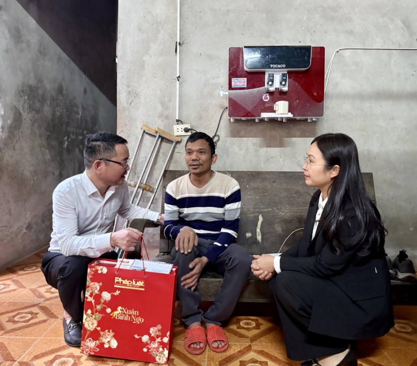 Tổng Biên tập Báo Pháp luật Việt Nam cùng lãnh đạo xã Yên Mô thăm hỏi, động viên và trao quà cho hộ gia đình có hoàn cảnh khó khăn trên địa bàn.