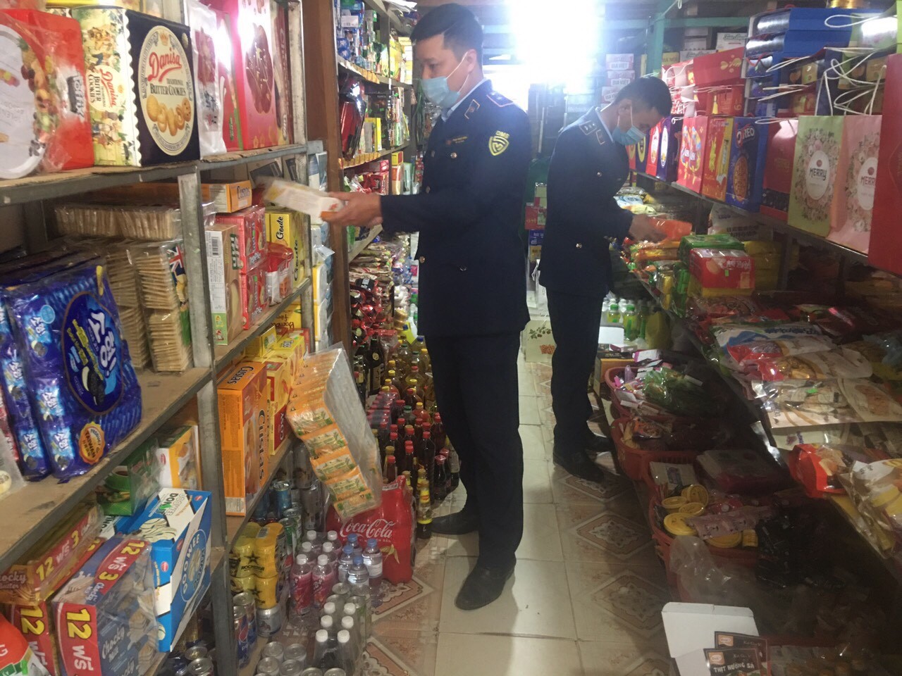 Ông Đàm Tiến Thắng - Phó Giám đốc Sở Công Thương Hà Nội và lực lượng chức năng kiểm tra vệ sinh an toàn thực phẩm tại siêu thị Vinmart (quận Thanh Xuân ngày 10/1)