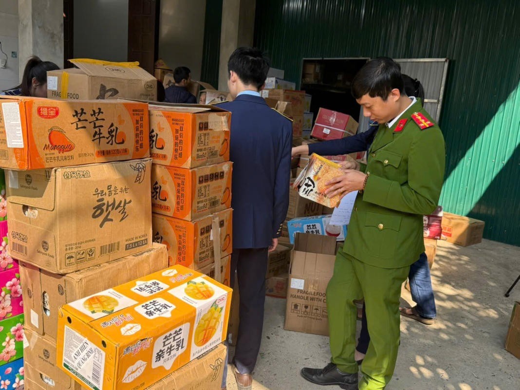 Kiểm tra Hộ kinh doanh Hoàng Hiển, phát hiện 1.351 đơn vị sản phẩm không có hóa đơn, chứng từ chứng minh nguồn gốc xuất xứ. Kiểm tra Hộ kinh doanh Hoàng Hiển, phát hiện 1.351 đơn vị sản phẩm không có hóa đơn, chứng từ chứng minh nguồn gốc xuất xứ.