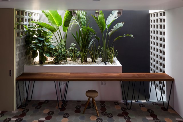 Mặt tiền là khối xi măng nhưng ngôi nhà hấp dẫn tới tầng cuối cùng - Ảnh 5 Mặt tiền là khối xi măng nhưng ngôi nhà hấp dẫn tới tầng cuối cùng - Ảnh 5