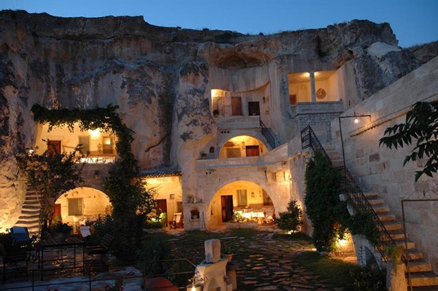 Kh&aacute;ch sạn đ&aacute; n&uacute;i lửa n&agrave;y nằm ở một đồi n&uacute;i đ&aacute; ph&iacute;a tr&ecirc;n thị trấn Urgup, Cappadocia.