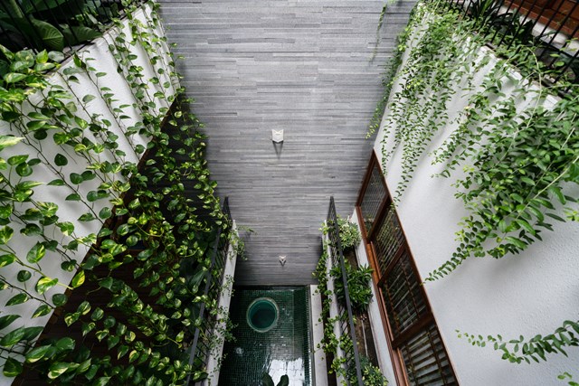 Với tinh thần đ&oacute;, c&aacute;c kiến tr&uacute;c sư cho biết kh&ocirc;ng cố &yacute; tạo ra sự kh&aacute;c biệt. Họ muốn h&ograve;a v&agrave;o nhịp sống của đường phố bằng khoảng l&ugrave;i, độ cao, h&igrave;nh thức, vật liệu v&agrave; c&acirc;y cối trong bối cảnh đương đại. &nbsp;