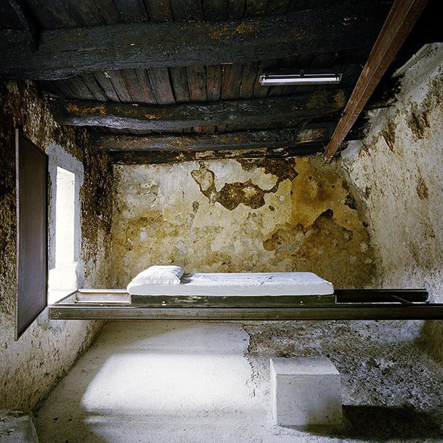 Nằm trong ng&ocirc;i l&agrave;ng miền n&uacute;i Prata Sannita ở ph&iacute;a bắc th&agrave;nh phố Napoli, kh&aacute;ch sạn n&agrave;y chỉ gồm 3 ph&ograve;ng ở v&agrave; 1 ph&ograve;ng tắm v&agrave; được t&aacute;i tạo lại từ những t&ograve;a nh&agrave; bỏ hoang.