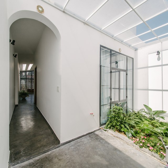 Tất cả những n&eacute;t đơn giản ấy h&ograve;a quyện v&agrave;o nhau tạo n&ecirc;n một kh&ocirc;ng gian sống đa sắc m&agrave;u của một gia đ&igrave;nh trẻ.