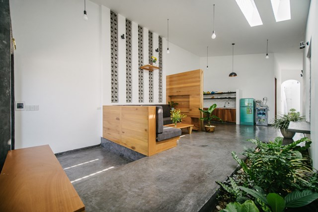 Mặt tiền 2 lớp l&agrave;m giảm sức n&oacute;ng của &aacute;nh nắng mặt trời ph&iacute;a T&acirc;y, đồng thời trang tr&iacute; nội thất bằng c&aacute;c chấm chiếu s&aacute;ng khi n&oacute; xuy&ecirc;n qua c&aacute;c khối b&ecirc; t&ocirc;ng hoa văn.