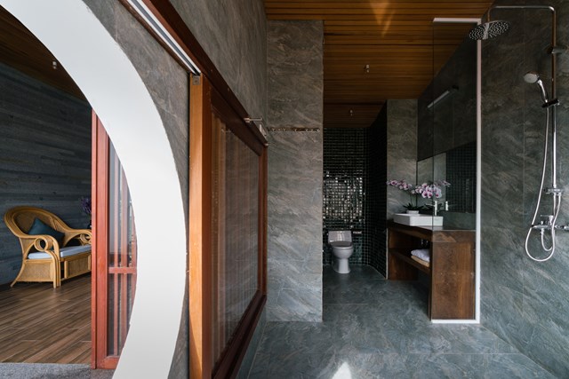 N&oacute; được sử dụng đan xen trong mọi kh&ocirc;ng gian của nh&agrave; ống hiện đại, g&oacute;p phần v&agrave;o việc cắt cảnh, ph&acirc;n chia kh&ocirc;ng gian s&aacute;ng tối theo cảm nhận thị gi&aacute;c của từng lứa tuổi. &nbsp;