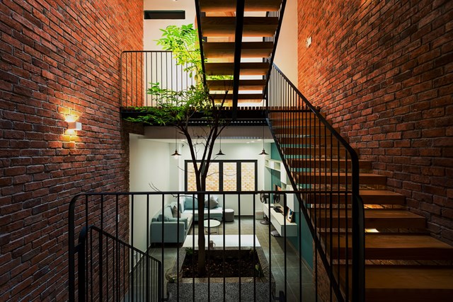 Ph&ograve;ng kh&aacute;ch được đặt ở tầng lửng để giải ph&oacute;ng diện t&iacute;ch cho tầng trệt. Nơi đ&acirc;y, c&aacute;c th&agrave;nh vi&ecirc;n c&oacute; thể đưa hướng nh&igrave;n ra cửa ch&iacute;nh, ph&ograve;ng ngủ ch&iacute;nh, tạo th&ecirc;m kh&ocirc;ng gian sinh động.