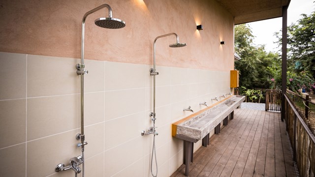 Mái nhà bằng trấu trộn, tường gạch phủ vôi tự nhiên trong dự án 'lớp học xanh' - Ảnh 9