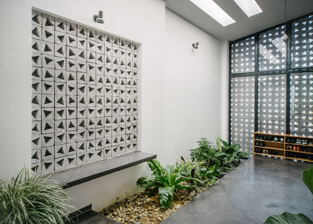 V&aacute;ch k&iacute;nh ph&iacute;a sau c&oacute; thể dễ d&agrave;ng đ&oacute;ng mở để điều chỉnh lượng gi&oacute; h&iacute;t v&agrave;o.