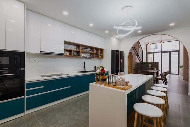 Nhà nhỏ trong hẻm nhỏ, cách thiết kế hợp lý là bớt diện tích xây dựng - Ảnh 2