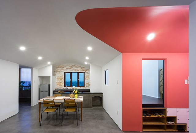 Phương thức cải tạo l&agrave; dời khu ẩm thực lại gần ph&ograve;ng kh&aacute;ch được bố tr&iacute; đối xứng qua trục trung t&acirc;m. Khu bếp cũ được cải tạo th&agrave;nh kh&ocirc;ng gian đa chức năng với kho chứa đồ b&ecirc;n dưới.