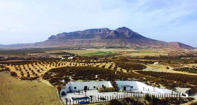 Kh&aacute;ch sạn ở v&ugrave;ng n&ocirc;ng th&ocirc;n Andalusian, l&agrave;ng Benamaurel n&agrave;y l&agrave; một ng&ocirc;i nh&agrave; hang động với chỉ 3 ph&ograve;ng ngủ nhưng được trang bị đầy đủ tiện nghi bếp, ph&ograve;ng ăn.