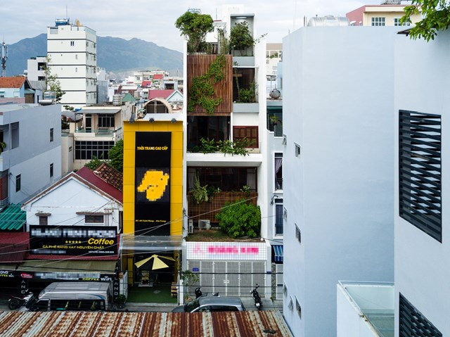 Ng&ocirc;i nh&agrave; l&agrave; bằng chứng r&otilde; r&agrave;ng nhất cho quan điểm nghề nghiệp của đội ngũ kiến tr&uacute;c sư Chon.a - mang con người đến b&igrave;nh y&ecirc;n bằng c&aacute;c yếu tố truyền thống.