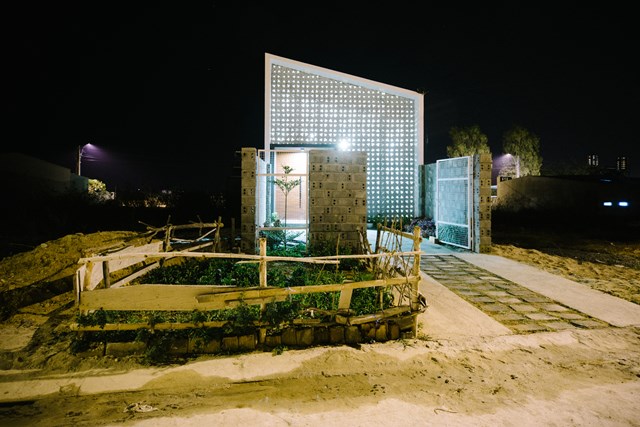 Ng&ocirc;i nh&agrave; nằm ở một huyện thuộc v&ugrave;ng T&acirc;y Nguy&ecirc;n, nổi tiếng với kh&iacute; hậu nhiệt đới, m&ugrave;a kh&ocirc; v&agrave; m&ugrave;a mưa. Kh&aacute;ch h&agrave;ng cần một chỗ ở để c&oacute; một cuộc sống thoải m&aacute;i cho gia đ&igrave;nh vợ chồng trẻ, mặc d&ugrave; t&agrave;i ch&iacute;nh eo hẹp.