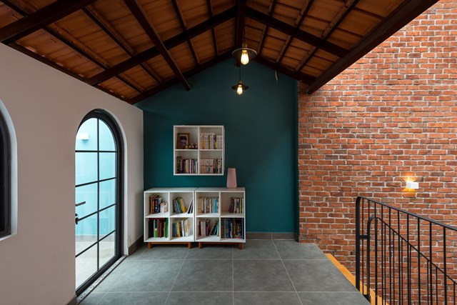 Diện t&iacute;ch hạn chế v&agrave; kh&oacute; đi trong ng&otilde; hẹp l&agrave; nhược điểm chung của nh&agrave; phố tại Việt Nam, nhất l&agrave; trong khu d&acirc;n cư cũ.&nbsp;