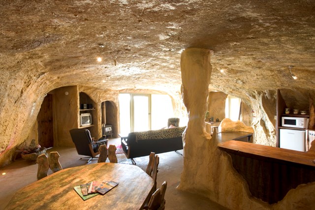 Kh&aacute;ch sạn Mira Mira nằm tr&ecirc;n khu đất hẻo l&aacute;nh rộng gần 9ha với c&aacute;c c&acirc;y bụi rậm rạp, c&aacute;ch Melbourne 90 ph&uacute;t đi xe.