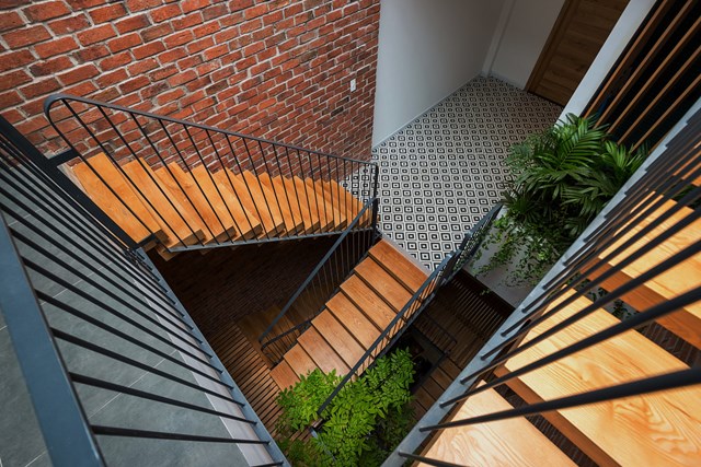 Tất cả kh&ocirc;ng gian chức năng trong nh&agrave; đều được tiếp x&uacute;c với &aacute;nh s&aacute;ng tự nhi&ecirc;n, th&ocirc;ng gi&oacute; v&agrave; c&acirc;y xanh. Đ&acirc;y cũng l&agrave; điều mong muốn ngay từ khi bắt đầu thiết kế của gia chủ v&agrave; kiến ​​tr&uacute;c sư.