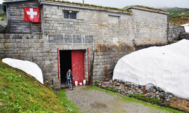 La Claustra được x&acirc;y dựng từ một ph&aacute;o đ&agrave;i đ&aacute; của qu&acirc;n đội trước đ&acirc;y tại đ&egrave;o Gotthard, tr&ecirc;n d&atilde;y Alps (thuộc phạm vi Thụy Sĩ).