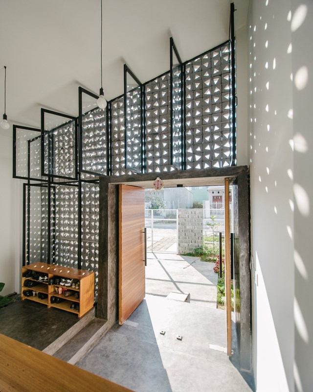 Mặt trước ng&ocirc;i nh&agrave; hứng chịu &aacute;nh nắng gay gắt v&igrave; n&oacute; quay về hướng T&acirc;y. V&igrave; vậy, mặt tiền được l&agrave;m một bức m&agrave;n cứng từ c&aacute;c khối b&ecirc; t&ocirc;ng ph&iacute;a trước chạm khắc hoa văn v&agrave; bức tường k&iacute;nh ph&iacute;a sau.&nbsp;