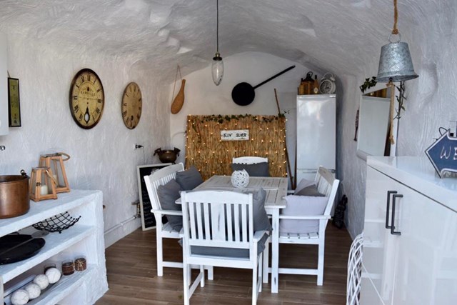 Để đem đến cảm gi&aacute;c hang động ch&acirc;n thực, tường ở một số khu vực vẫn c&ograve;n được giữ lại c&aacute;c vỏ h&oacute;a thạch tr&ecirc;n bề mặt.&nbsp;