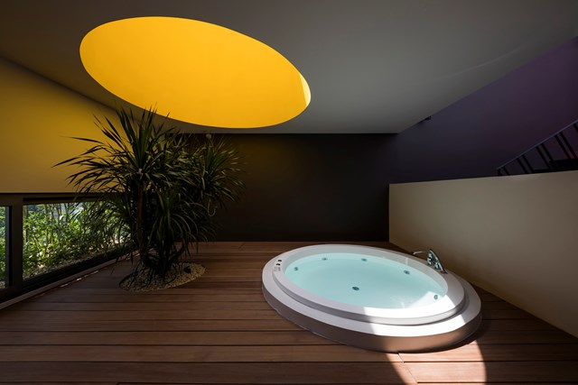 Mặt tiền là khối xi măng nhưng ngôi nhà hấp dẫn tới tầng cuối cùng - Ảnh 8 Mặt tiền là khối xi măng nhưng ngôi nhà hấp dẫn tới tầng cuối cùng - Ảnh 8