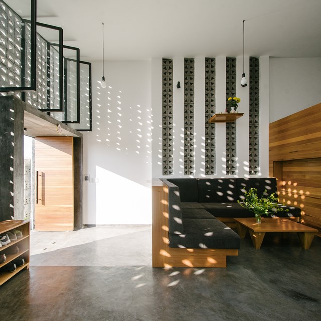 Ng&ocirc;i nh&agrave; một tầng trải d&agrave;i theo k&iacute;ch thước chiều rộng 5 m v&agrave; chiều s&acirc;u 23 m, trong đ&oacute; rải r&aacute;c khu vực giếng trời v&agrave; c&acirc;y cỏ. &nbsp;