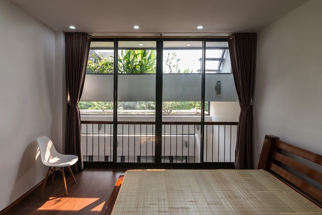 Tầng 2 được thiết kế ba ph&ograve;ng ngủ d&agrave;nh cho c&aacute;c th&agrave;nh vi&ecirc;n trong gia đ&igrave;nh v&agrave; khu sinh hoạt đa năng.