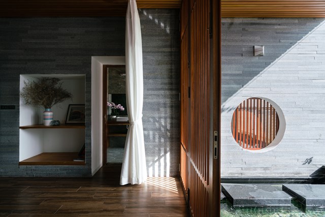 C&aacute;c yếu tố trong kiến ​​tr&uacute;c truyền thống như &aacute;nh s&aacute;ng, c&acirc;y xanh, gi&oacute; hay mặt nước&hellip; được ưu ti&ecirc;n, đặc biệt m&aacute;i hi&ecirc;n. Đ&acirc;y l&agrave; khoảng kh&ocirc;ng gian giữa trong nh&agrave; v&agrave; ngo&agrave;i cửa, một kh&ocirc;ng gian kết nối giữa con người v&agrave; thi&ecirc;n nhi&ecirc;n. &nbsp;