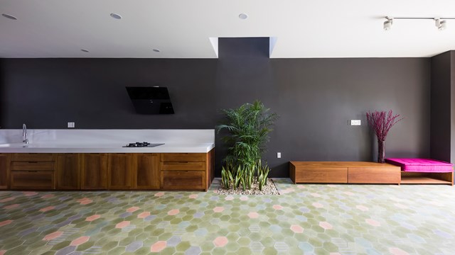 Mặt tiền là khối xi măng nhưng ngôi nhà hấp dẫn tới tầng cuối cùng - Ảnh 3 Mặt tiền là khối xi măng nhưng ngôi nhà hấp dẫn tới tầng cuối cùng - Ảnh 3