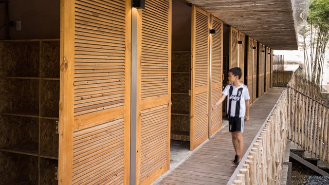 Mái nhà bằng trấu trộn, tường gạch phủ vôi tự nhiên trong dự án 'lớp học xanh' - Ảnh 5