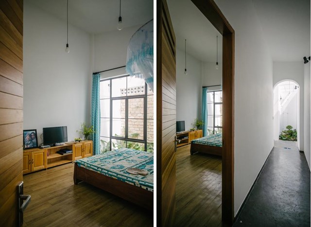 M&agrave;u trắng l&agrave; m&agrave;u chủ đạo của ng&ocirc;i nh&agrave;, c&oacute; t&aacute;c dụng ph&acirc;n biệt c&aacute;c m&agrave;u tự nhi&ecirc;n kh&aacute;c của vật liệu địa phương như m&agrave;u x&aacute;m của s&agrave;n b&ecirc; t&ocirc;ng, c&aacute;c khối hoa văn đ&uacute;c thủ c&ocirc;ng, m&agrave;u gỗ tự nhi&ecirc;n của đồ nội thất, m&agrave;u xanh tươi của c&acirc;y cỏ dưới giếng s&aacute;ng.