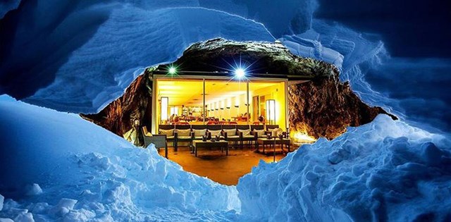 Kh&aacute;ch sạn c&oacute; 17 ph&ograve;ng đều nằm trong l&ograve;ng đất, nh&agrave; h&agrave;ng, spa, ph&ograve;ng hơi k&iacute;nh độc đ&aacute;o v&agrave; c&aacute;c hồ bơi Kusatso.