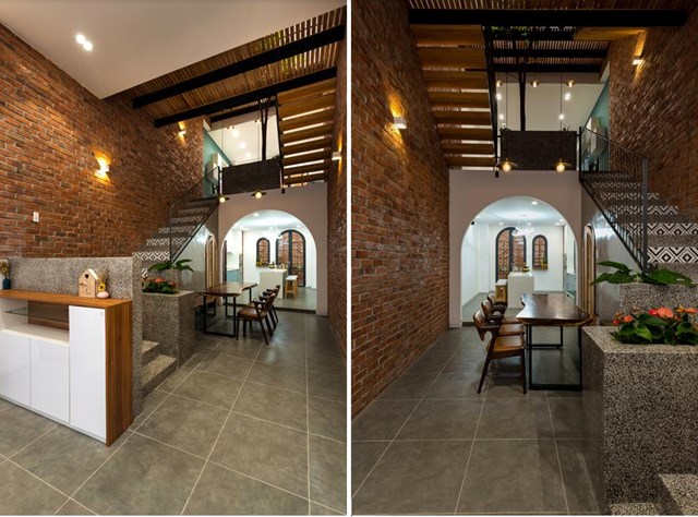 Tầng trệt bắt đầu với lối v&agrave;o, kh&ocirc;ng gian để đ&agrave;n piano, khu vực ch&iacute;nh l&agrave; bếp v&agrave; quầy bar ph&iacute;a sau nh&agrave;, b&agrave;n ăn được đặt tại khu vực giếng trời.&nbsp;