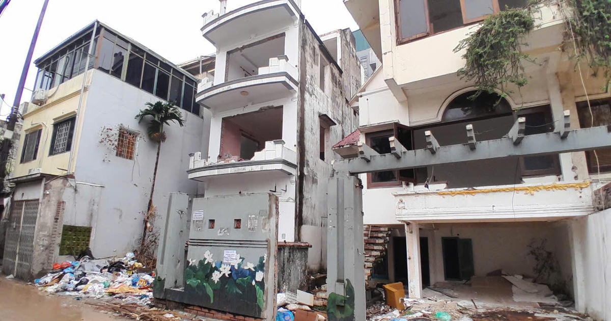 Cận cảnh loạt công trình đang phá dỡ để giao mặt bằng xây cầu Tứ Liên