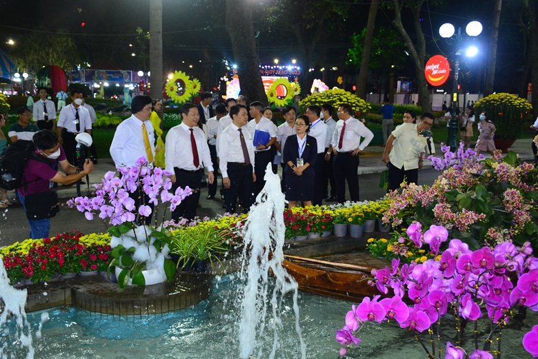 cac dong chi lanh dao tham quan hoi hoa xuan