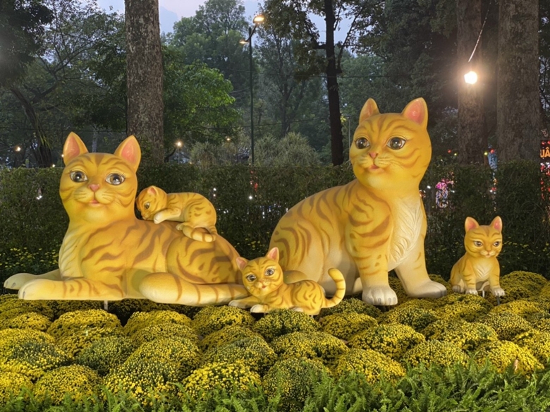 cum gia dinh meo sum vay