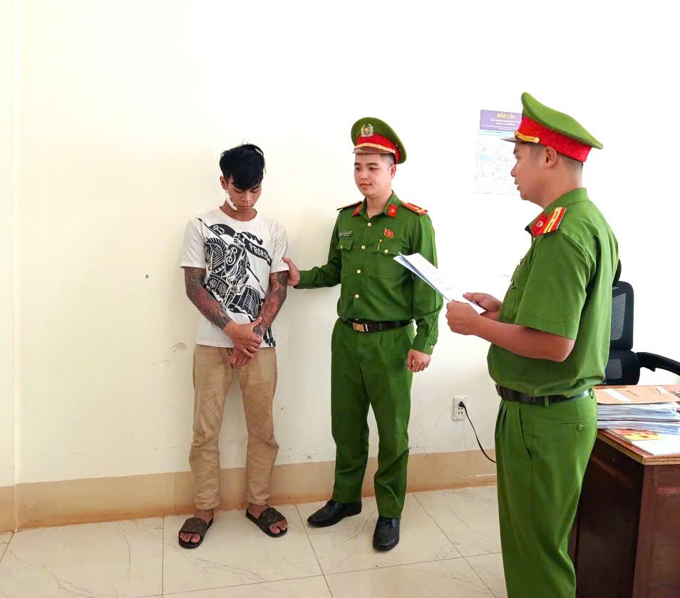 Cơ quan Cảnh sát điều tra Công an tỉnh Đắk Lắk thi hành lệnh bắt Y Bóc Tô Ayun để tạm giam. (Ảnh: Công an tỉnh Đắk Lắk)