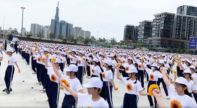 Tiết mục đồng diển của 3.000 em học sinh TP. Thủ Đức tại Lễ khánh thành 