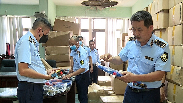 Đội Quản lý thị trường số 1 đang kiểm tra số hàng