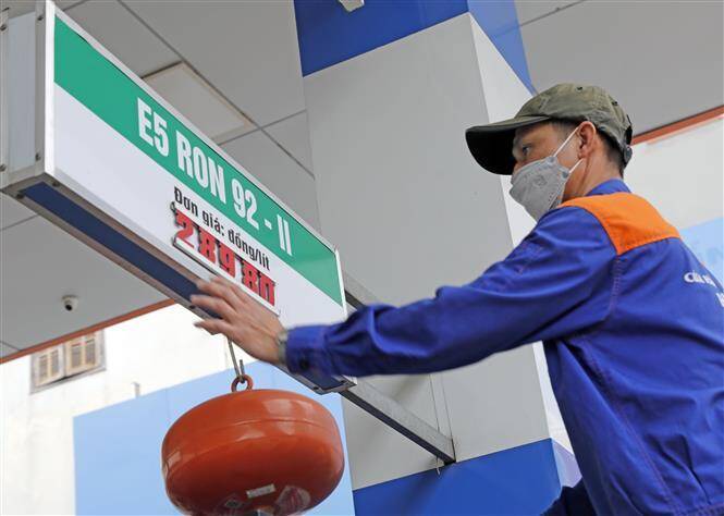 Điều chỉnh giá bán tại một cửa hàng kinh doanh xăng, dầu trên phố Lạc Trung, quận Hai Bà Trưng, Hà Nội. Ảnh: Trần Việt/TTXVN
