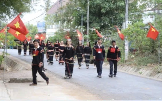 Đồng bào DTST xã Ea Drông đi bầu cử.