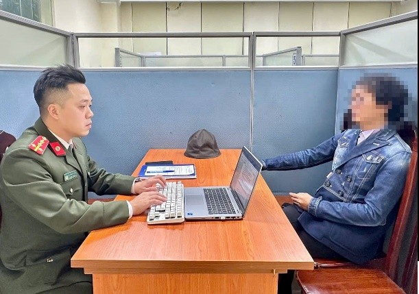 Xử lý đối tượng sử dụng công nghệ AI, cỡi rắn trăn bơi trên hồ Hoàn Kiếm