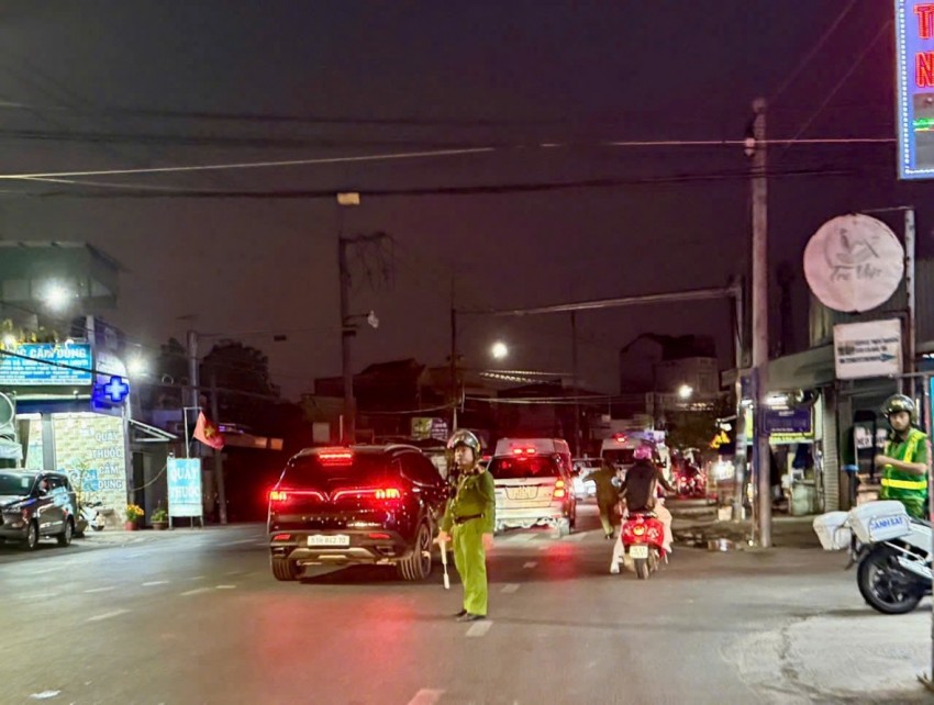 Lực lượng Cảnh sát trật tự Công an xã tăng cường điều tiết, phân luồng giao thông.