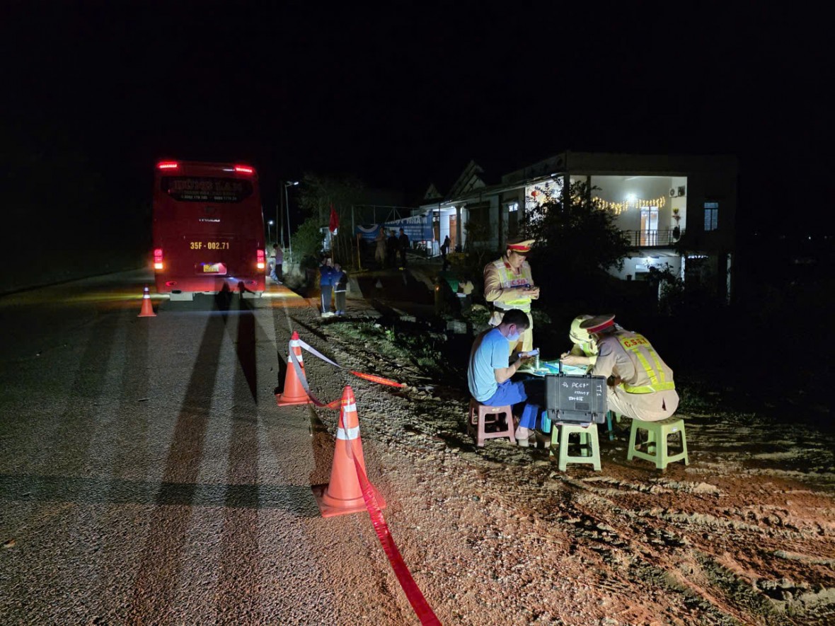 CSGT Thái Nguyên xử lý nghiêm xe khách vi phạm chở 63 người/43 chỗ