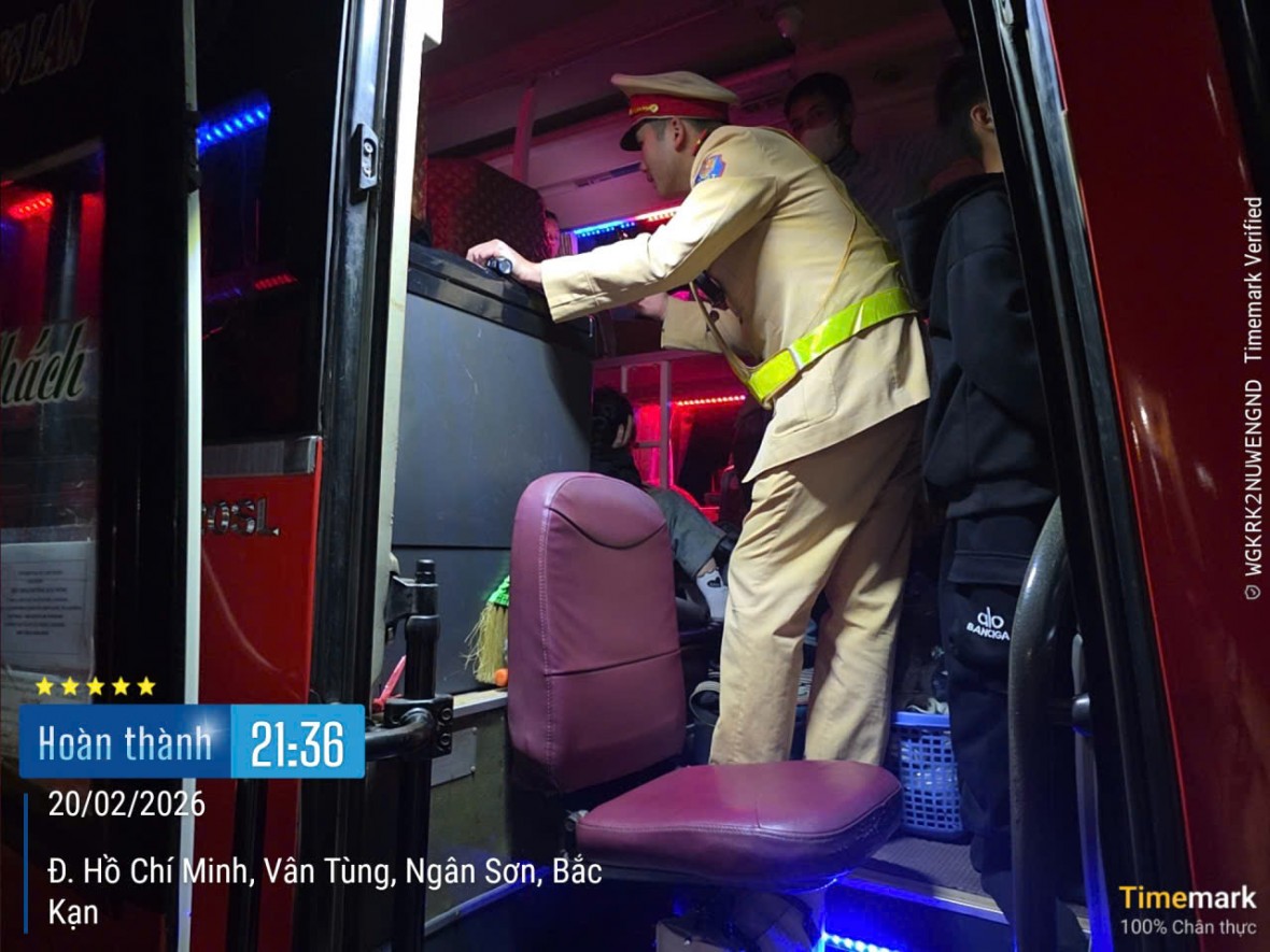 CSGT Thái Nguyên xử lý nghiêm xe khách vi phạm chở 63 người/43 chỗ