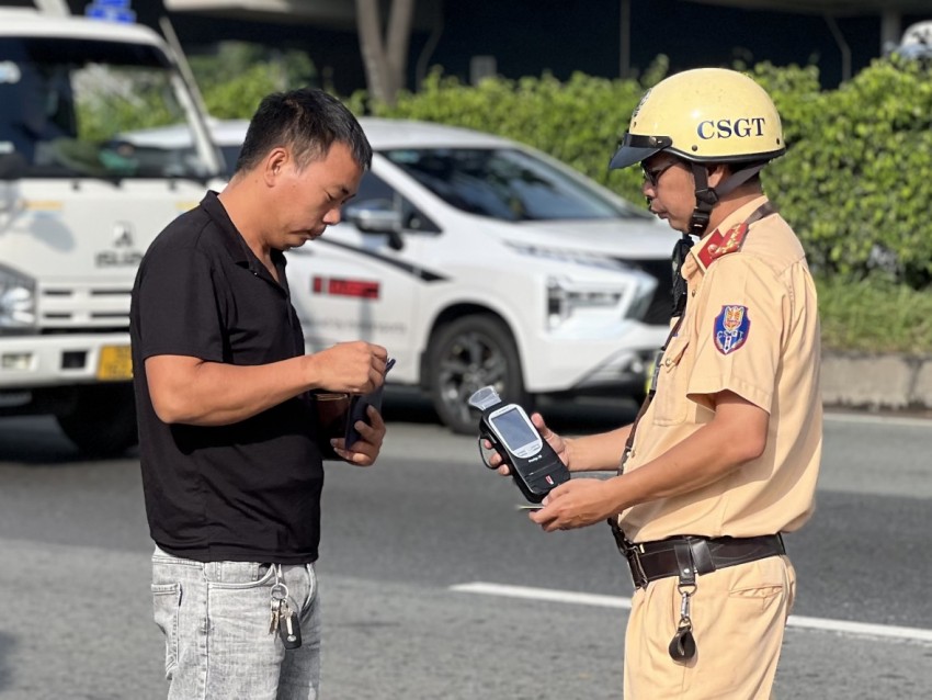 CSGT sẽ đo nồng độ cồn từ mùng 1 Tết CSGT sẽ đo nồng độ cồn từ mùng 1 Tết