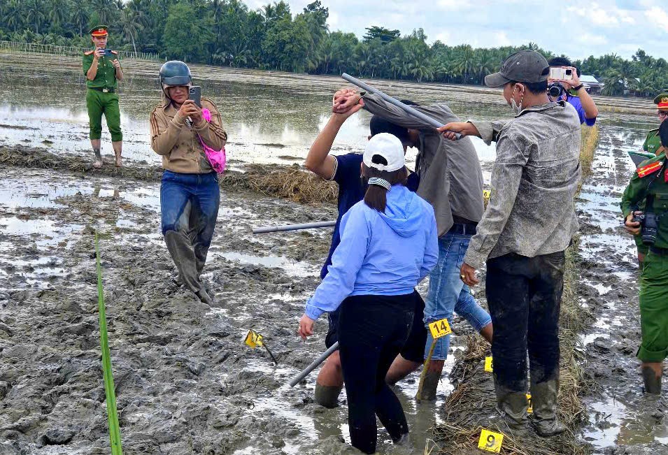 Dựng lại hiện trường vụ án.