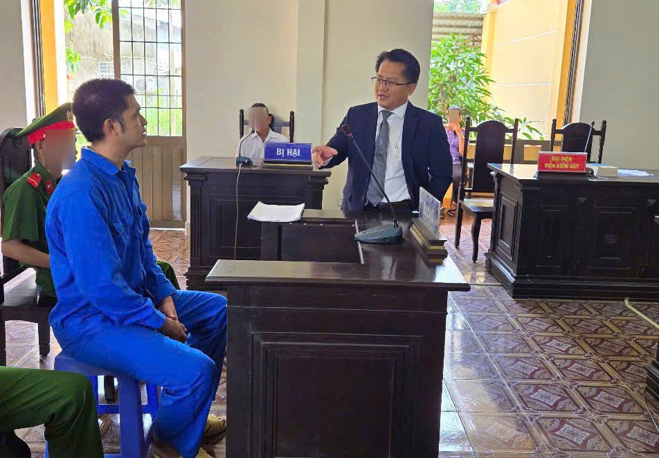 Luật sư Kim Ron Tha trao đổi với bị cáo Sơn Đa Rô.